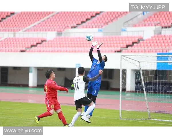 足球明星激烈对抗瞬间回顾：赛场外的冲突与争斗精彩集锦